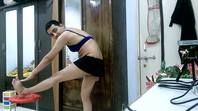 Cute & Nude Crossdresser: สาวน้อยซิสซี่ข้ามเพศเฟมบอย Sweet Lollipop สอนโยคะในชุดนางพยาบาล