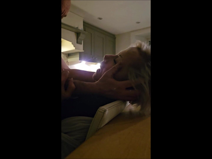 SilverFux: Podvádějící zralá žena v domácnosti je ošukaná ve své kuchyni nadrženým...