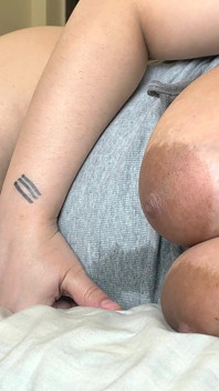 La porta a sinistra della matrigna è sbloccata in modo che il figliastro possa facilmente intrufolarsi nel letto e scopare la matrigna mentre le sue grandi tette rimbalzano
