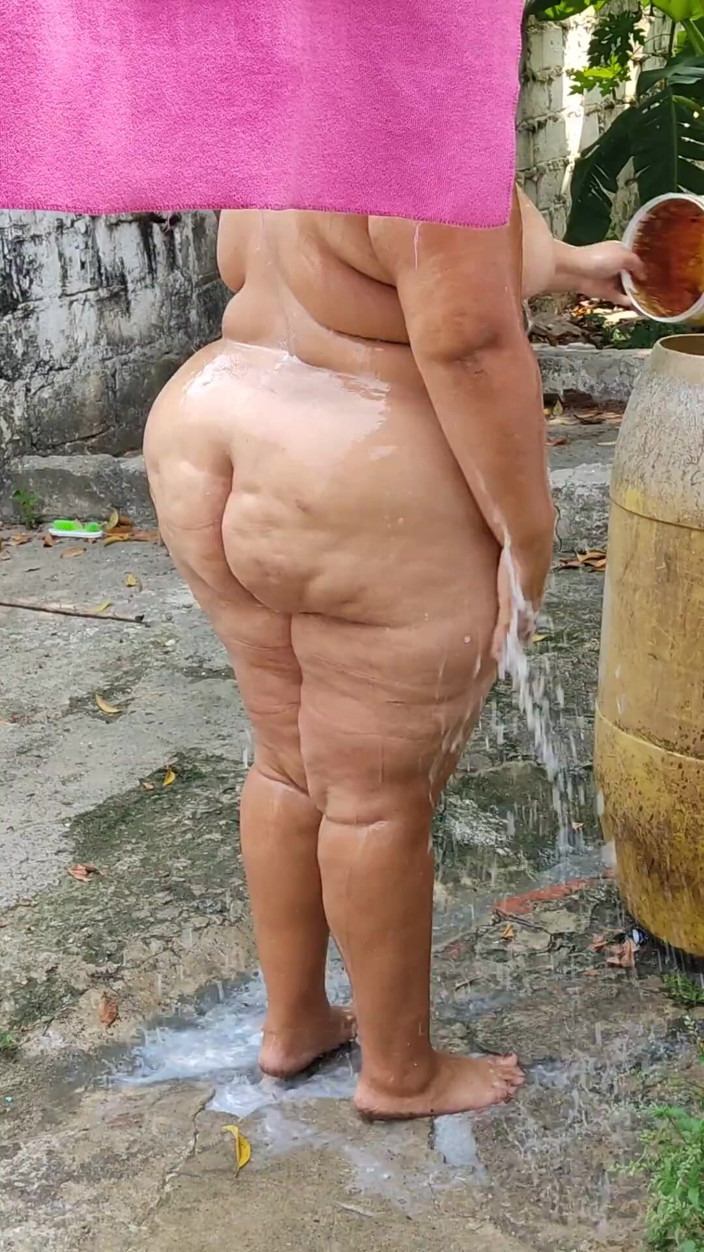 Gordita Culo Rico: Fiul meu vitreg mă spionează în timp ce fac baie în curte.