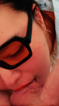 Zoet en rimmend vanuit het perspectief: Duitse brunette met een bril zuigt gepassioneerd om klaar te komen tot hij klaarkomt