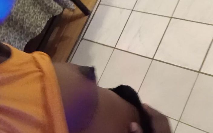 TS freaky MILF: Mina bröst