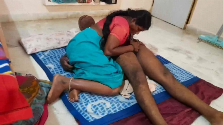 Desi palace: La zia sexy si fa scopare la figa dal fidanzato