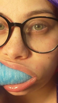 Meine stiefmutter macht lustige gesichter, die sie hat