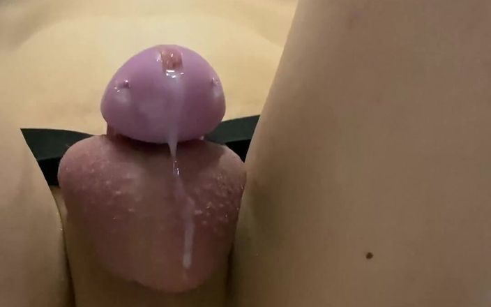 Kinky Princess: Muls de prostată cu un vibrator într-o cușcă de castitate