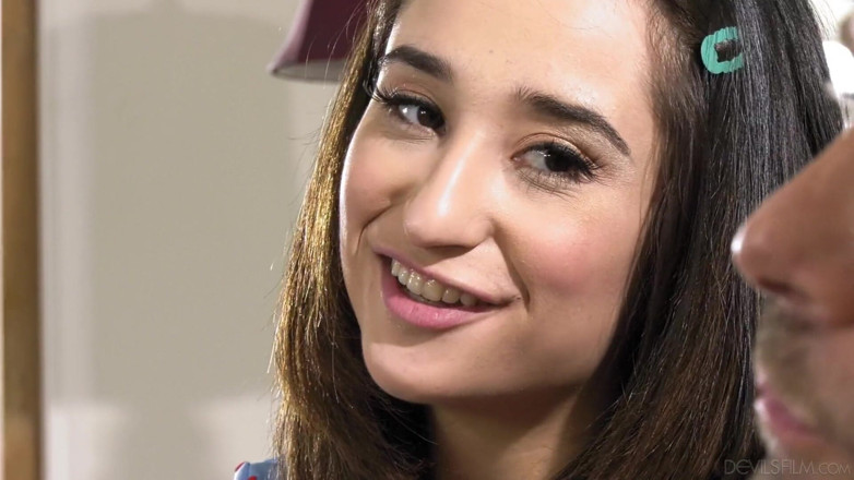 Out Of The Family: Außerhalb der Familie – Die heiße Teenagerin Isabella Nice bekommt von...