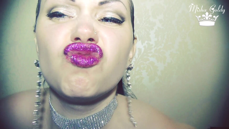 Goddess Misha Goldy: Môi màu tím hoang dã có mùi và nghiệt át