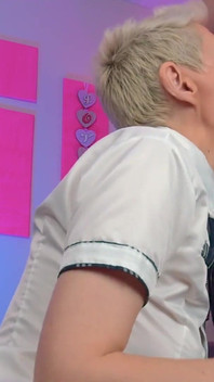 Koule femboy otroka zamčené a dívčí jazyk