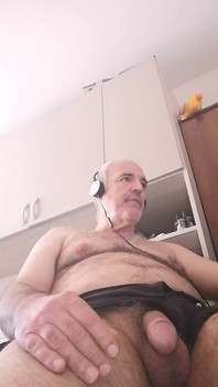 Masturbuję się twardym kutasem, ciesząc się jak świnia, oglądając film porno!