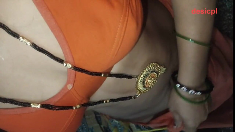 Desisexycpl123: Desi dziwka żona Priya Bhabhi dać niechlujny obciąganie i pieprzyć ostro...