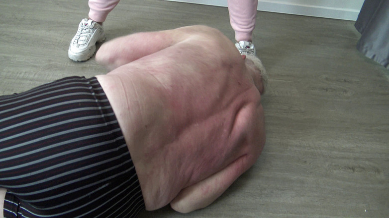 Femdom Austria: 가학적인 가정 도움의 늙은 구타 노예!