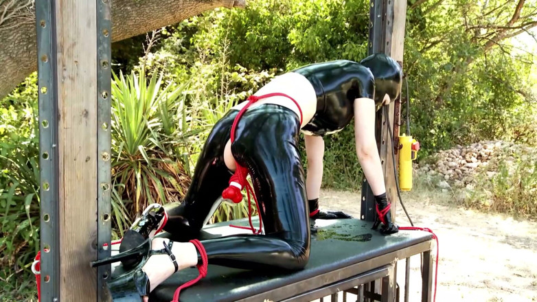 BDSM Fetish Deutschland: Latexové masky a řetězy - Dominas přinutí otroky explodovat