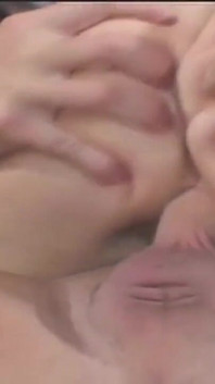 Teen tóc vàng dễ thương lần đầu tiên chơi lỗ hậu và được hứng lượng tinh khổng lồ!
