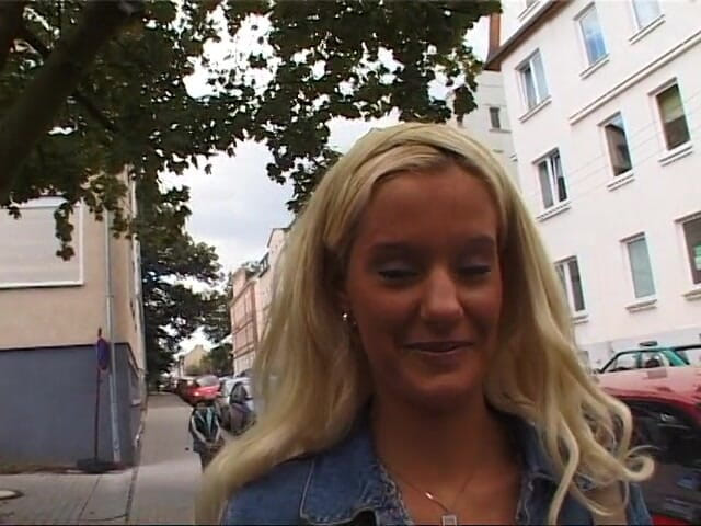 Lucky Wankerz: Blond pullar hennes kärlekshål