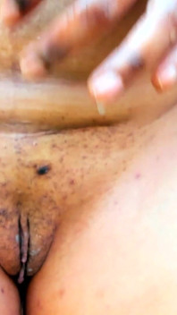 Cattivo squirt e diteggiatura all'aperto, Estremamente vicino alla cam ...