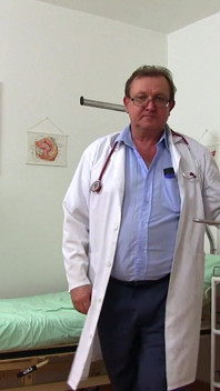 Camopname van jonge mollige milf op haar gyno-examen
