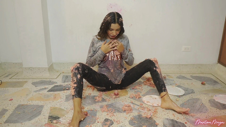 MartinaMagni: I Destroy My Clothes and Three Cakes