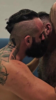 Der schwanz des meisters fickt saftiges behaartes loch. Bärtiger meister fickt robhairy