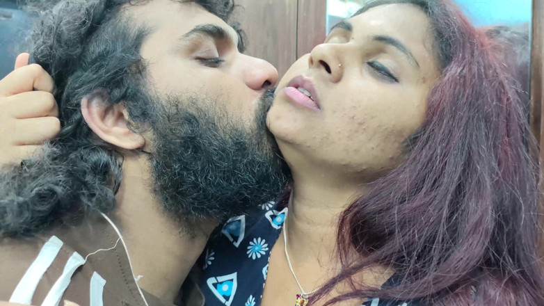 Vaigavarun45: Lip Lock, Neck Kiss and Hot Romance with Mallu Girl