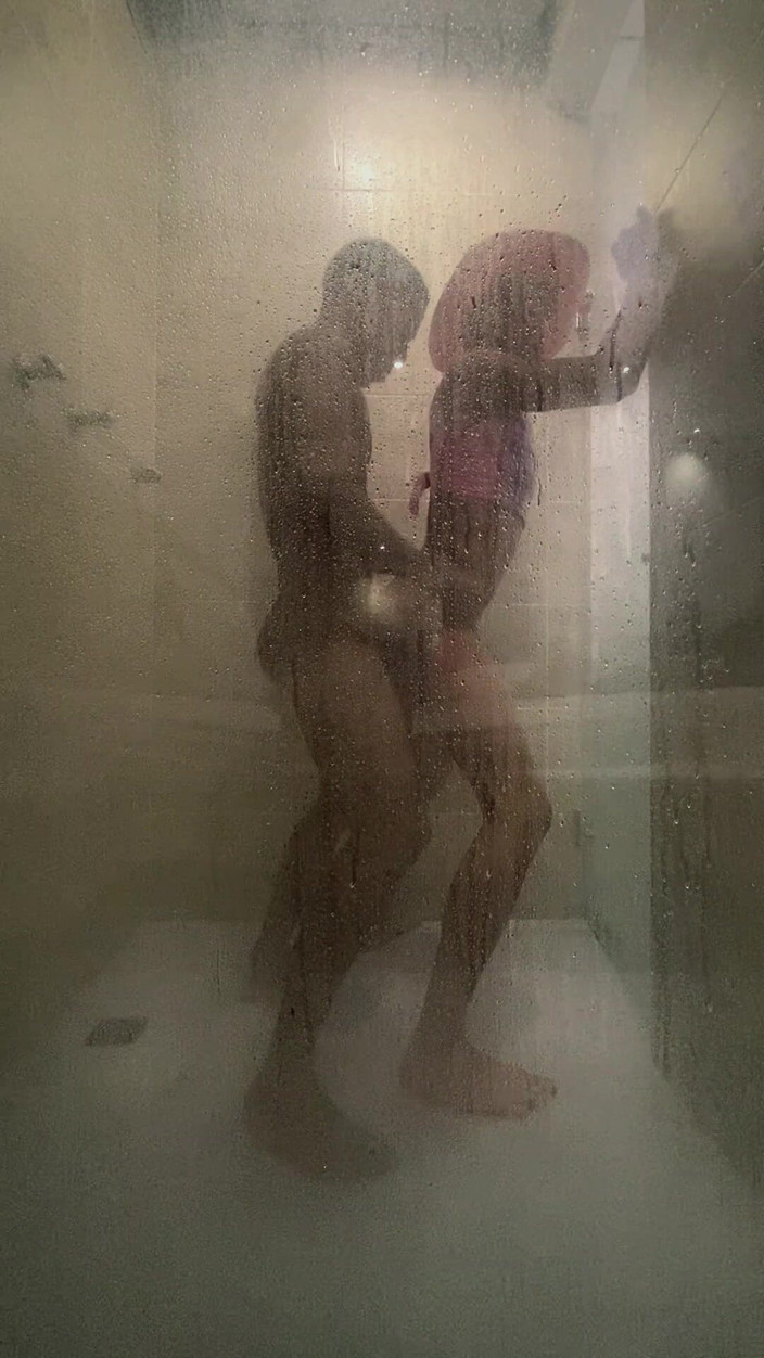 Tomas Styl: 伪娘在他和家人度假的酒店浴室里被陌生人操