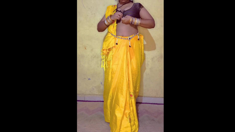 Your_Suman: Une indienne sexy en sari se masturbe