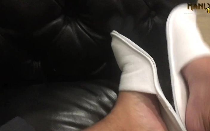 Manly foot: Ceux-ci sont mûrs pour renifler - pieds de pantoufles à l&amp;#039;hôtel - Manlyfoot -...