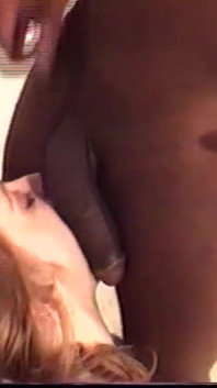 Une MILF sexy se fait baiser et éjaculer sur ses gros seins par une bite noire monstrueuse