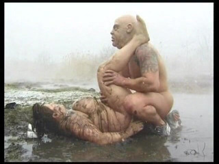 Horny Two really wet MILFs: İri güzel kadın rougly çamurda sikiliyor