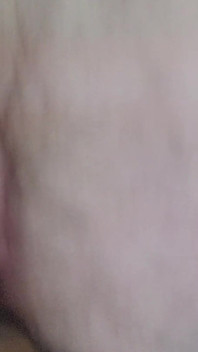 Close-up de foda anal com vibrador, incluindo chupar e babar, bunda para boca e gozada.