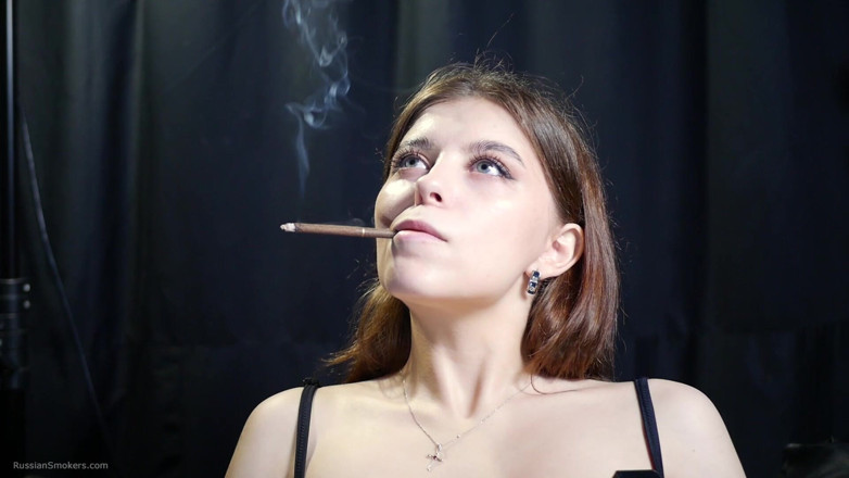 Russian Smokers: Sexy Lady kouří dvě červené v řadě