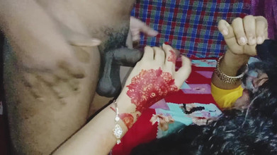 Deshi women: Pasangan berkahwin baru berkongkek romantis