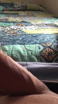 彼は床にロープを撃ちます