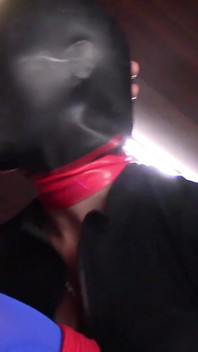 ハイヒールとパンストで縛られフードをかぶせられ、巨根を24分間イラマチオして精液を飲み込む