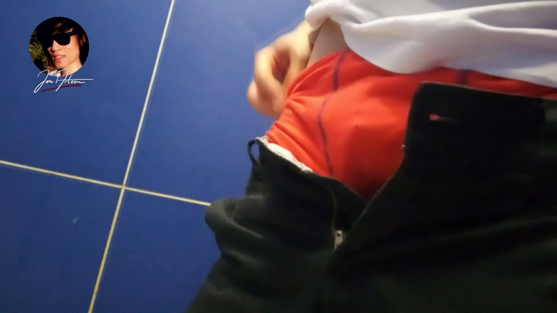 Jon Arteen: Gay Twink se pișă, își masturbează penisul și ejaculează sperma în toaletă