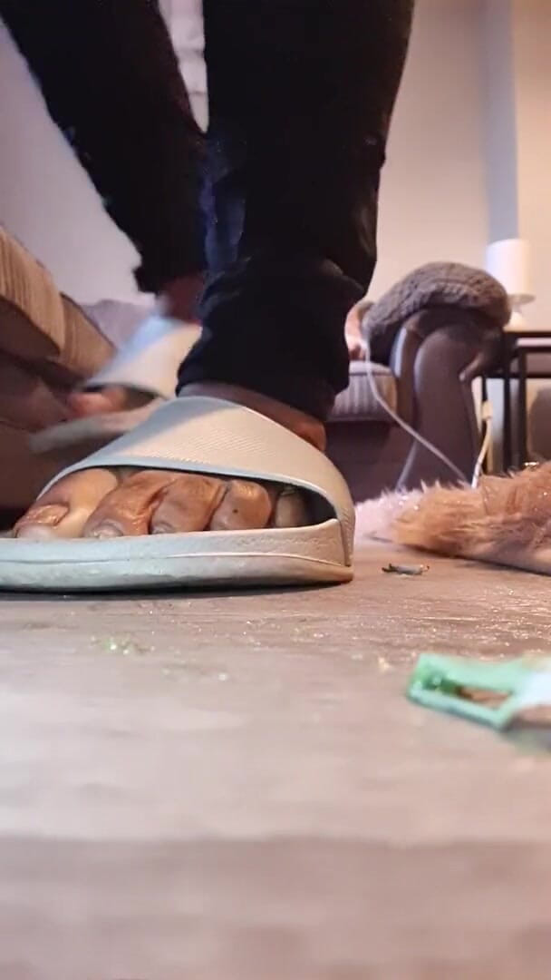 Simp to my ebony feet: Giantess sandal crush