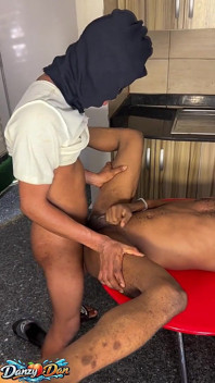 在厨房服务鸡巴