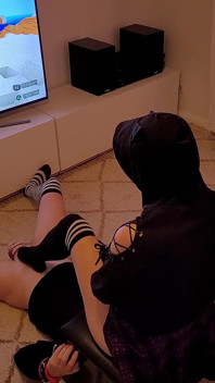 Sissy in gabbia presa in giro in una scatola per seduta sulla faccia - la padrona usa il suo schiavo come sedile mentre gioca