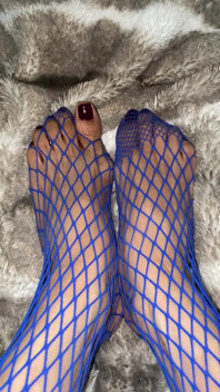 Purple Fishnet na Asiatce s malými chodidly a dlouhými prsty