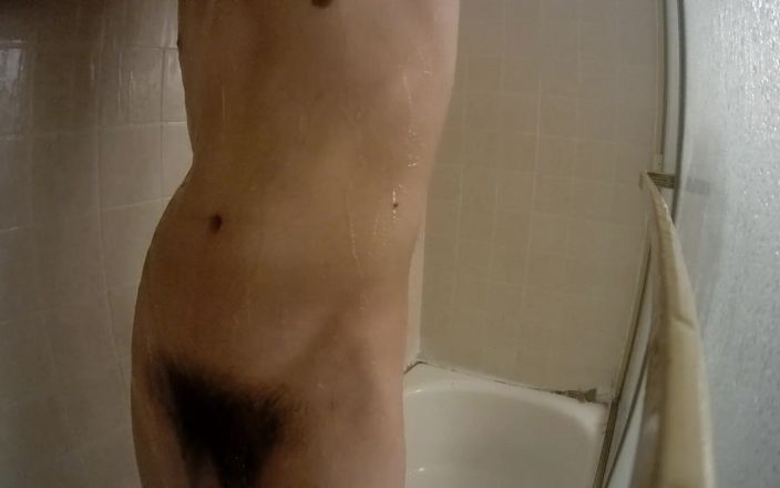 Officialztwink: Паренек принимает душ после тренировки в спортзале