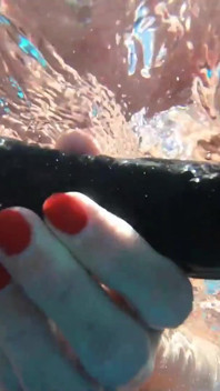 Dildo berujung dobel penterasi di bawah air
