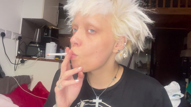 Glitterqueen1999: 3 नए धूम्रपान वीडियो टॉपलेस