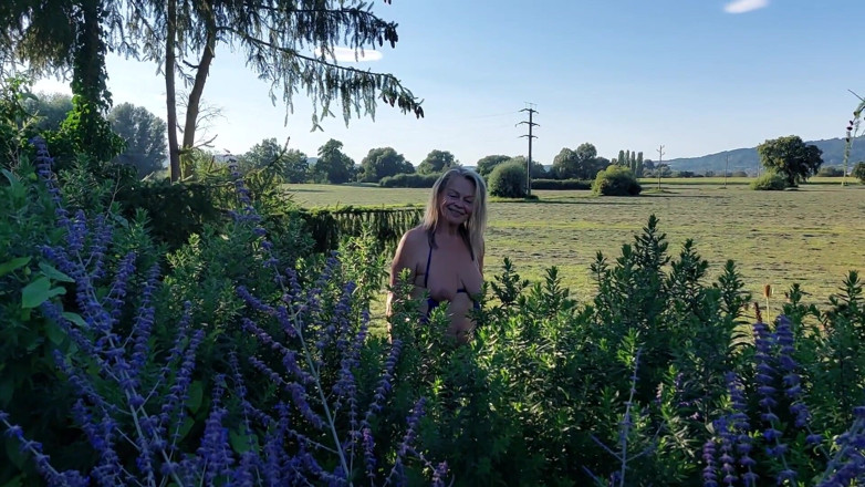 martinawest: Kijk naar de 77-jarige Martina Alsmost naakt in haar tuin