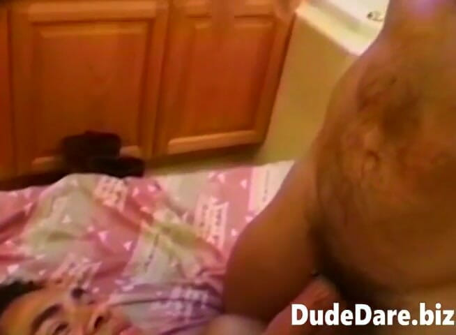 DudeDare: Morena de pelo largo clavando novio cachondo en el culo...