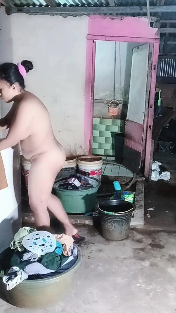 Rania: Çıplakken çamaşır yıkıyor