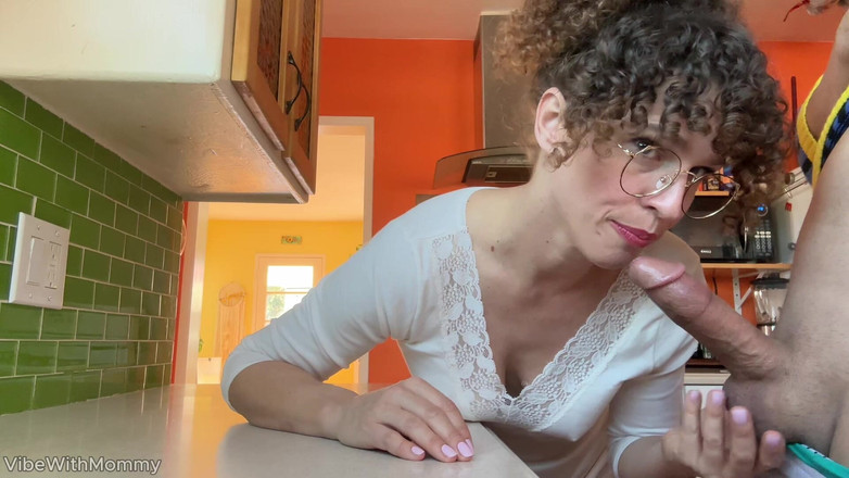 VibeWithMommy: Azgın vlogger üvey anne üniversiteli adamla sikişiyor
