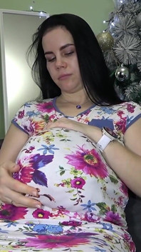 Sexy těhotná MILF saje a dostane výstřik na břicho