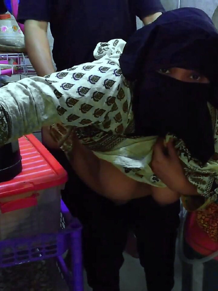 Aria Mia: Ibu-ibu super semok india lagi asik ngentot memeknya habis-habisan di...