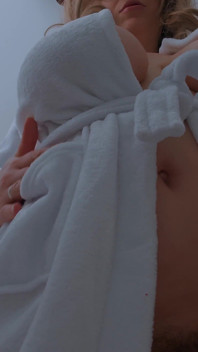 Pagi basah MILF montel. Melantun di atas dildo dalam awek mandi