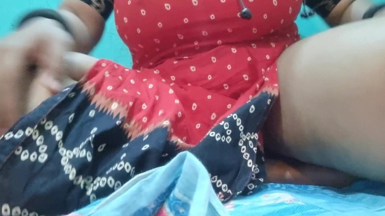 NilaRani693: 大きな胸をクローズアップで見せて、指でオナニーする