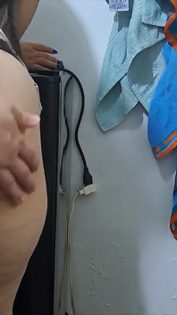 Dia menggoda pembantu rumah Latina dengan pantat besar dan mereka akhirnya bercinta